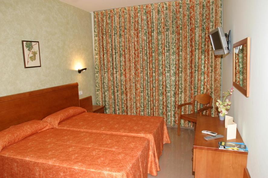 Hotel Fonda Neus Сан-Садурни-д'Анойя Экстерьер фото