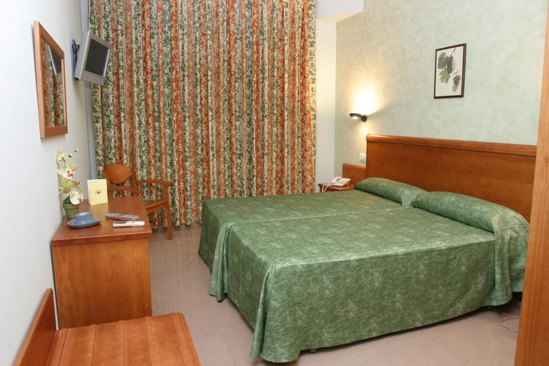 Hotel Fonda Neus Сан-Садурни-д'Анойя Экстерьер фото